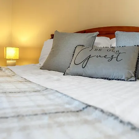 Apartment Charming, Spacious & Bright 2 Bedroom Apartment - Perfect Location, Close To City Centre - Free Parking On Site