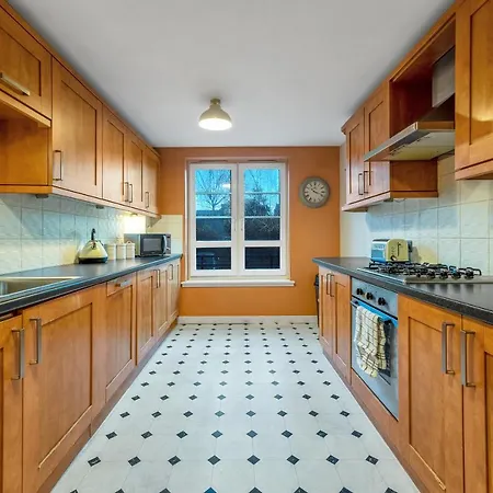 Apartment Charming, Spacious & Bright 2 Bedroom Apartment - Perfect Location, Close To City Centre - Free Parking On Site *