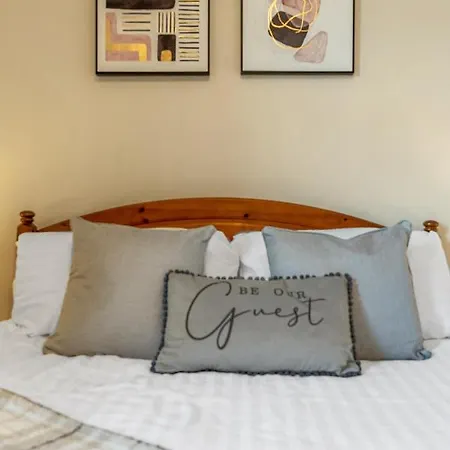 Charming, Spacious & Bright 2 Bedroom Apartment - Perfect Location, Close To City Centre - Free Parking On Site *