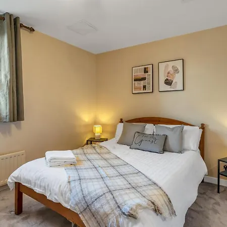 Charming, Spacious & Bright 2 Bedroom Apartment - Perfect Location, Close To City Centre - Free Parking On Site