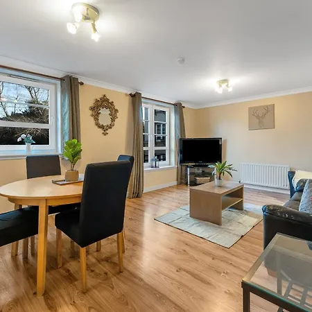 Charming, Spacious & Bright 2 Bedroom Apartment - Perfect Location, Close To City Centre - Free Parking On Site Apartment Edinburgh