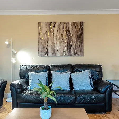 Charming, Spacious & Bright 2 Bedroom Apartment - Perfect Location, Close To City Centre - Free Parking On Site Apartment *