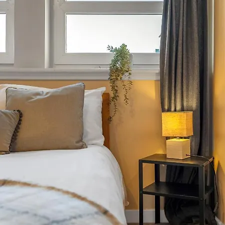 Charming, Spacious & Bright 2 Bedroom Apartment - Perfect Location, Close To City Centre - Free Parking On Site