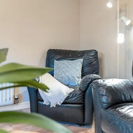 Charming, Spacious & Bright 2 Bedroom Apartment - Perfect Location, Close To City Centre - Free Parking On Site Apartment