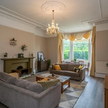 Pass The Keys Renovated 4 Bed With Private Garden And Car Park إدنبرة