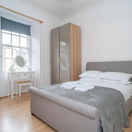 Pass The Keys Renovated 4 Bed With Private Garden And Car Park