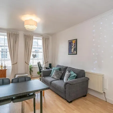 Pass The Keys Renovated 4 Bed With Private Garden And Car Park *