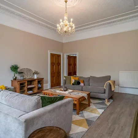 Pass The Keys Renovated 4 Bed With Private Garden And Car Park شقة