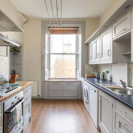 Stunning 3 Bedroom Flat In Bruntsfield *