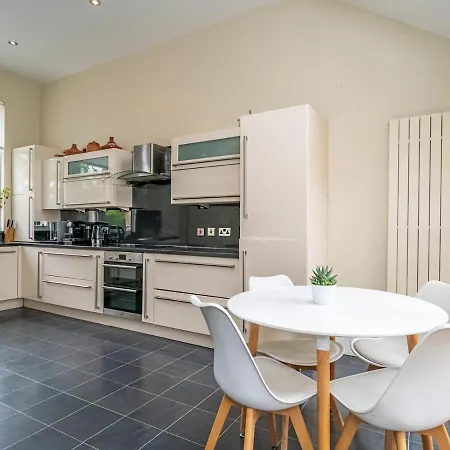 Pass The Keys Renovated 4 Bed With Private Garden And Car Park شقة