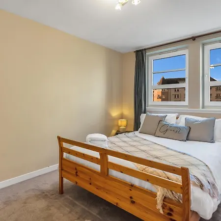 Apartment Charming, Spacious & Bright 2 Bedroom Apartment - Perfect Location, Close To City Centre - Free Parking On Site *