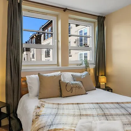 Charming, Spacious & Bright 2 Bedroom Apartment - Perfect Location, Close To City Centre - Free Parking On Site Apartment