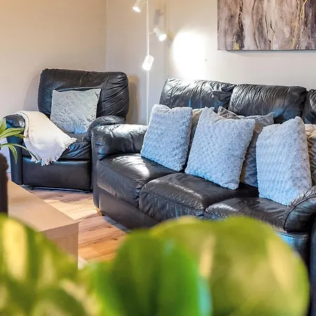 Charming, Spacious & Bright 2 Bedroom Apartment - Perfect Location, Close To City Centre - Free Parking On Site Apartment *