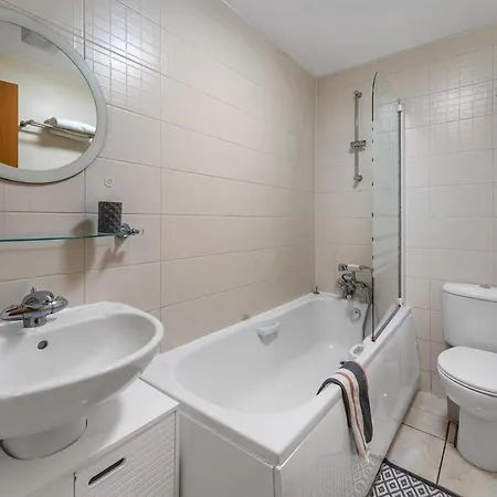 Charming, Spacious & Bright 2 Bedroom Apartment - Perfect Location, Close To City Centre - Free Parking On Site Edinburgh
