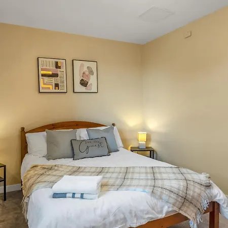 Charming, Spacious & Bright 2 Bedroom Apartment - Perfect Location, Close To City Centre - Free Parking On Site Apartment *