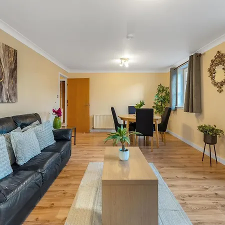 Charming, Spacious & Bright 2 Bedroom Apartment - Perfect Location, Close To City Centre - Free Parking On Site