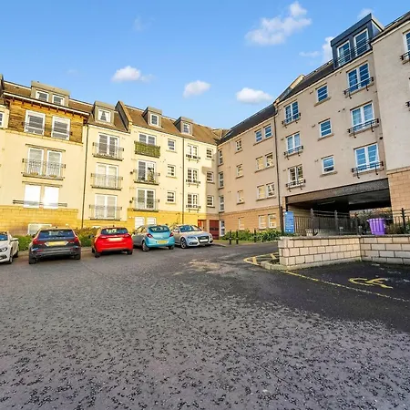 Charming, Spacious & Bright 2 Bedroom Apartment - Perfect Location, Close To City Centre - Free Parking On Site