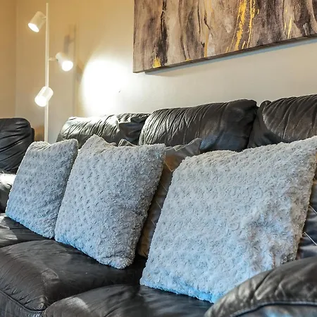 Charming, Spacious & Bright 2 Bedroom Apartment - Perfect Location, Close To City Centre - Free Parking On Site * Edinburgh