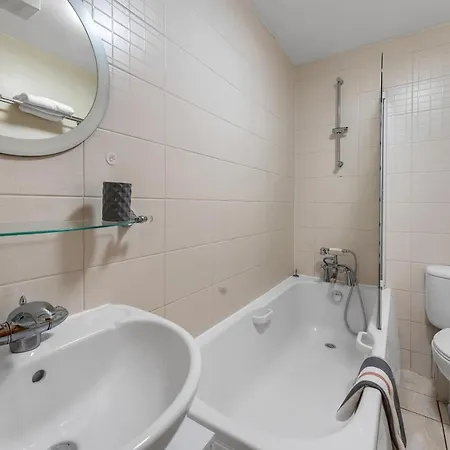 Charming, Spacious & Bright 2 Bedroom Apartment - Perfect Location, Close To City Centre - Free Parking On Site * Edinburgh