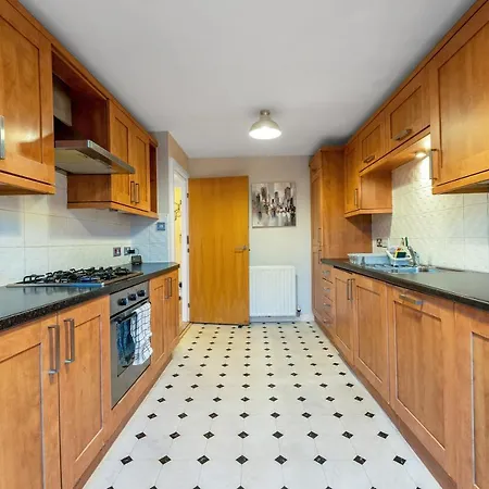 Apartment Charming, Spacious & Bright 2 Bedroom Apartment - Perfect Location, Close To City Centre - Free Parking On Site *