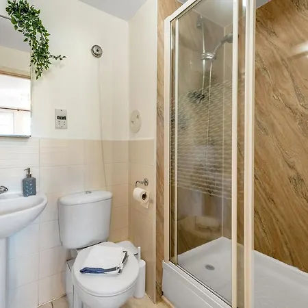 Charming, Spacious & Bright 2 Bedroom Apartment - Perfect Location, Close To City Centre - Free Parking On Site