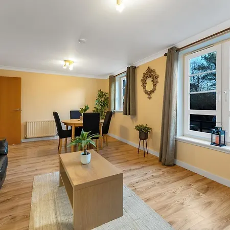 Charming, Spacious & Bright 2 Bedroom Apartment - Perfect Location, Close To City Centre - Free Parking On Site * Edinburgh
