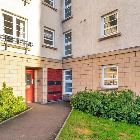 Apartment Charming, Spacious & Bright 2 Bedroom Apartment - Perfect Location, Close To City Centre - Free Parking On Site *