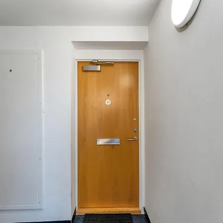 Charming, Spacious & Bright 2 Bedroom Apartment - Perfect Location, Close To City Centre - Free Parking On Site *