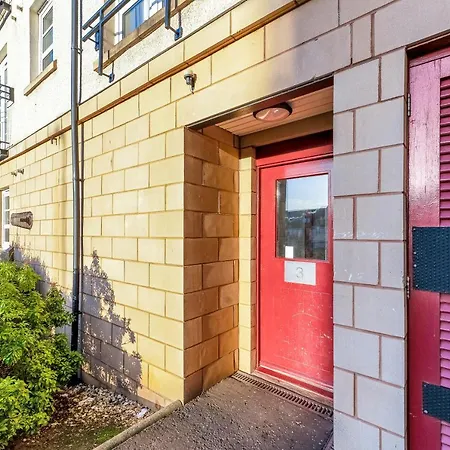Apartment Charming, Spacious & Bright 2 Bedroom Apartment - Perfect Location, Close To City Centre - Free Parking On Site