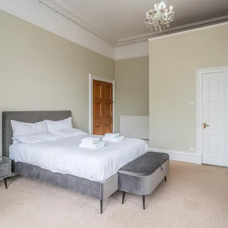Pass The Keys Renovated 4 Bed With Private Garden And Car Park إدنبرة