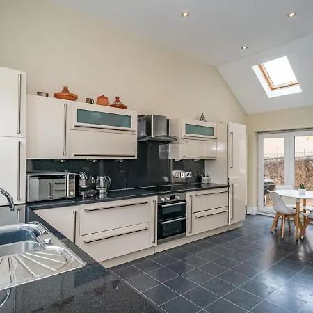 Pass The Keys Renovated 4 Bed With Private Garden And Car Park