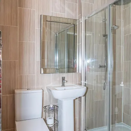 Pass The Keys Renovated 4 Bed With Private Garden And Car Park *