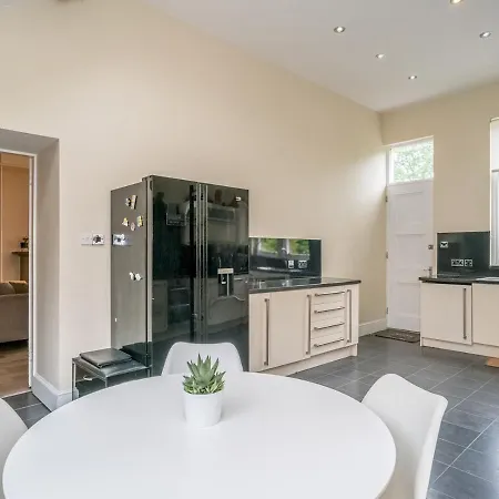 Pass The Keys Renovated 4 Bed With Private Garden And Car Park