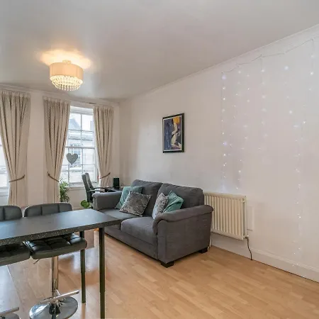 Pass The Keys Renovated 4 Bed With Private Garden And Car Park