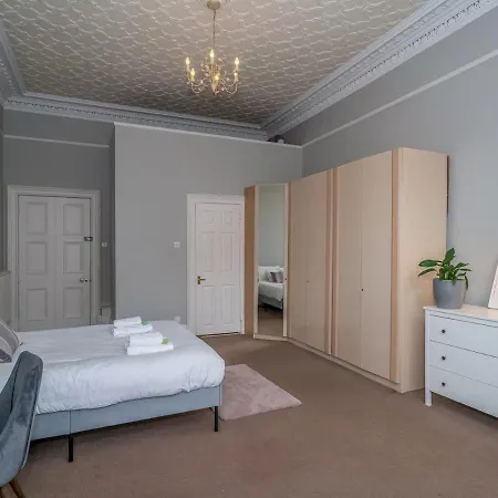 Pass The Keys Renovated 4 Bed With Private Garden And Car Park شقة