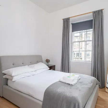Pass The Keys Renovated 4 Bed With Private Garden And Car Park *