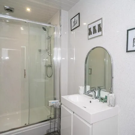 Pass The Keys Renovated 4 Bed With Private Garden And Car Park إدنبرة