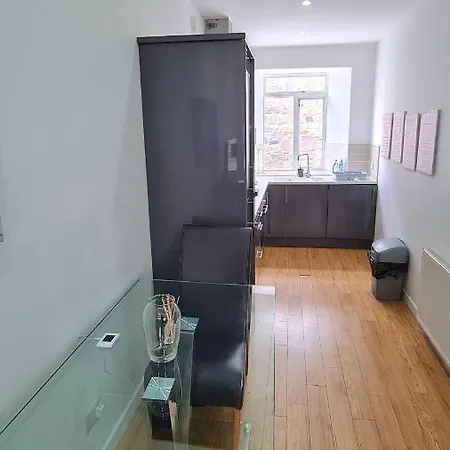 Spacious 3 Bed City Centre Apartment *