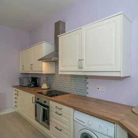 Striking 1Br Home: Near Royal Mile - Edinburgh - Pass The Keys