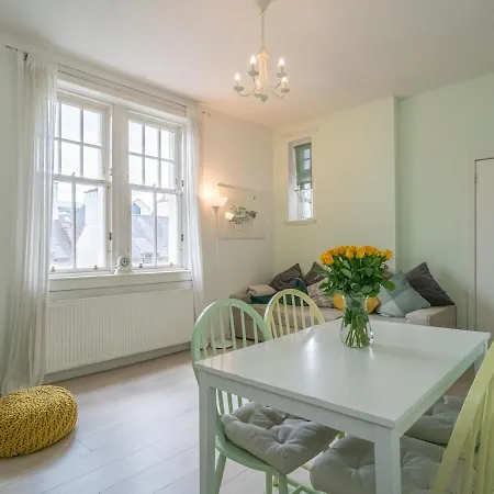 Striking 1Br Home: Near Royal Mile - Edinburgh - Pass The Keys *