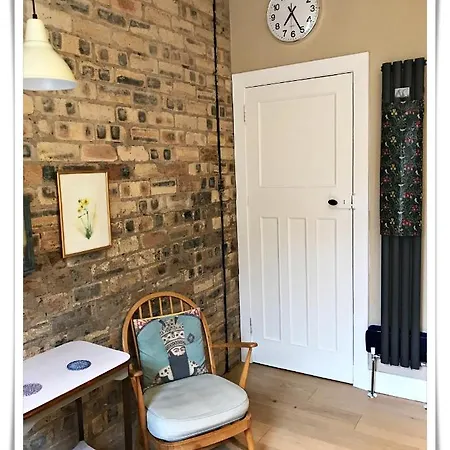 Spacious And Modern 2 Bedroom Flat Near The Centre