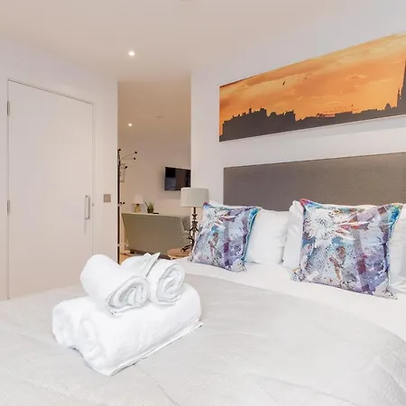 Sophisticated Studio For 2 W/ Edin Castle Views * Edinburgh