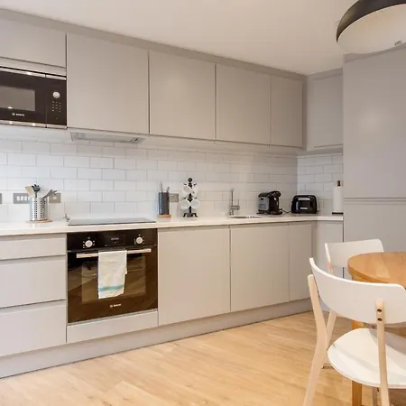 Sophisticated Studio For 2 W/ Edin Castle Views