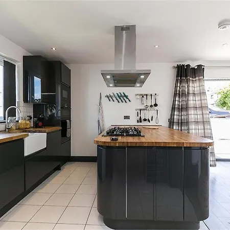 Dreghorn House 5 B-rooms 9 Beds 3 Toilets 2 Showers,1 Bath 2 Receiption Secure Free Parking 233 Wifi Dom wakacyjny *