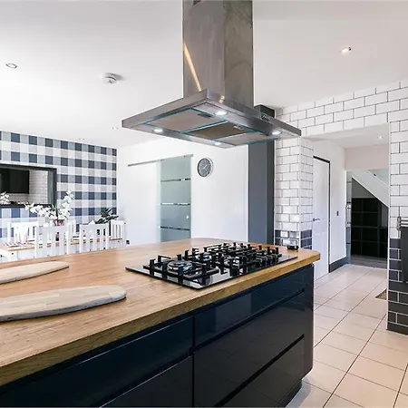 Dreghorn House 5 Bedrooms,9 Beds,3 Toilets 2 Showers,1 Bath,2 Reception Free Parking 233 Mbp Wifi Edimburgo
