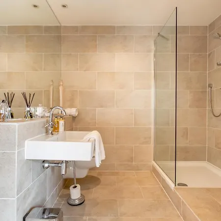 Exclusive 2 Bed, Free Private Parking, In West End *