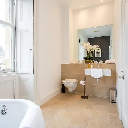 Exclusive 2 Bed, Free Private Parking, In West End Apartament