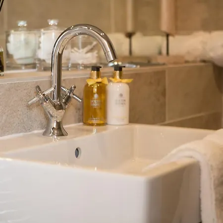 Exclusive 2 Bed, Free Private Parking, In West End Appartement *