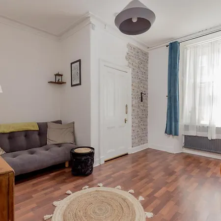 Stylish Flat In With Private Garden Edinburg