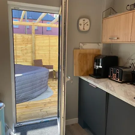 Apartmán Lovely 3 Bed With Jacuzzi, Close To Airport, Driveway, Wifi *